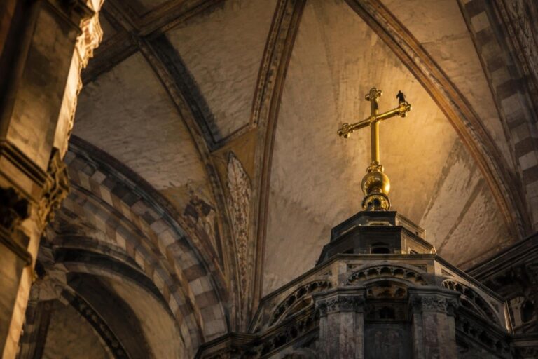 Rischio sul Duomo di Firenze: due ragazzi sulla croce per un selfie