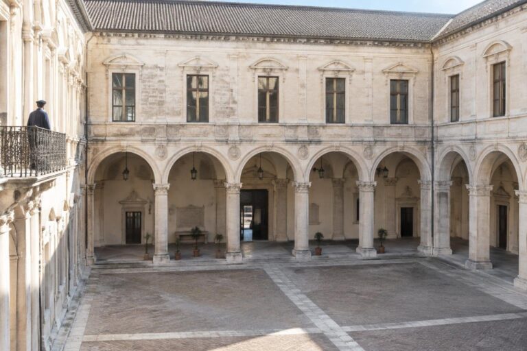 Scisma accademico a Siena: il rettore sospende il corso online e otto docenti chiedono il Tar