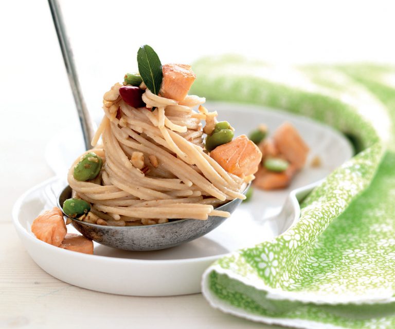 Spaghetti con salmone fave e noci