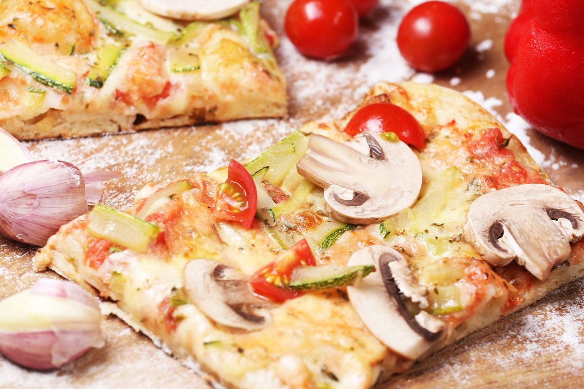 pizza con verdura e funghi