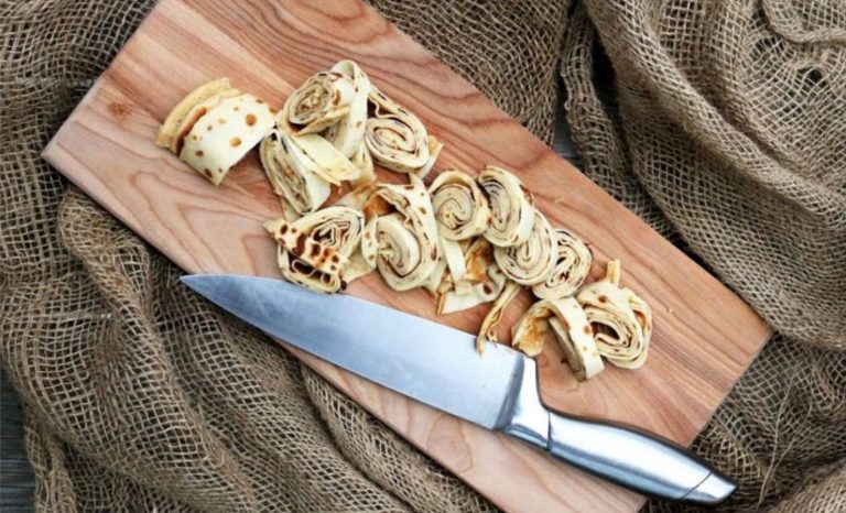 Girelle di crepes al salmone e avocado sfiziosi rotolini