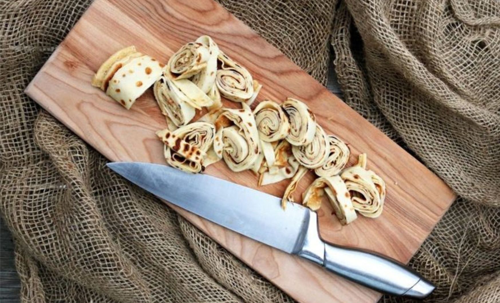Girelle di crepes al salmone e avocado sfiziosi rotolini