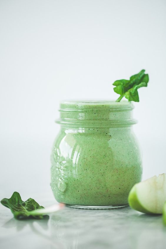 Smoothie agli spinaci, mela e banana