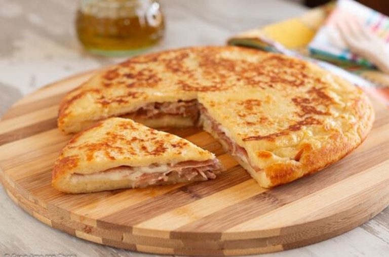 Focaccia di patate in padella con prosciutto cotto e formaggio