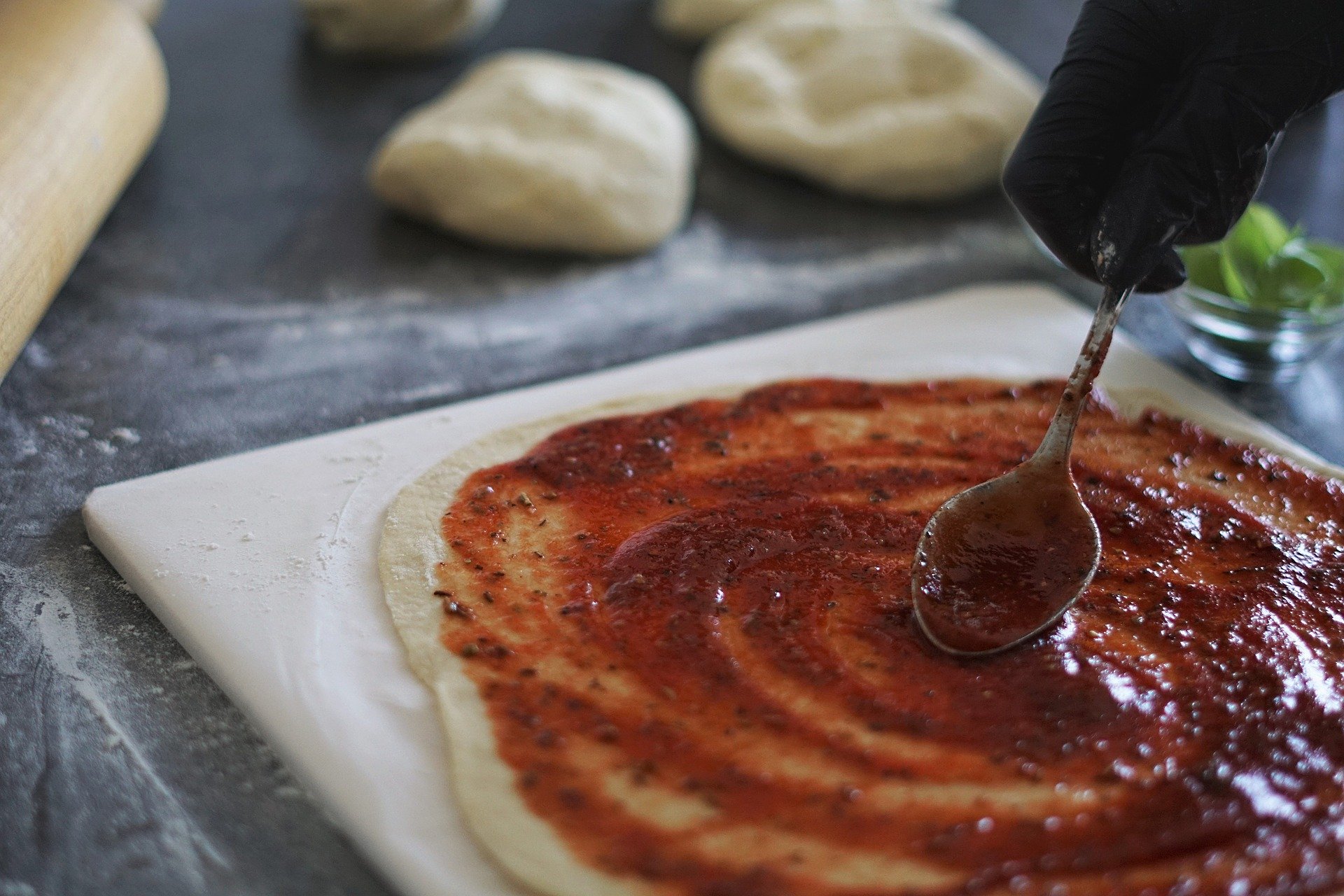 Salsa di pomodoro per pizza napoletana: ricetta tipica