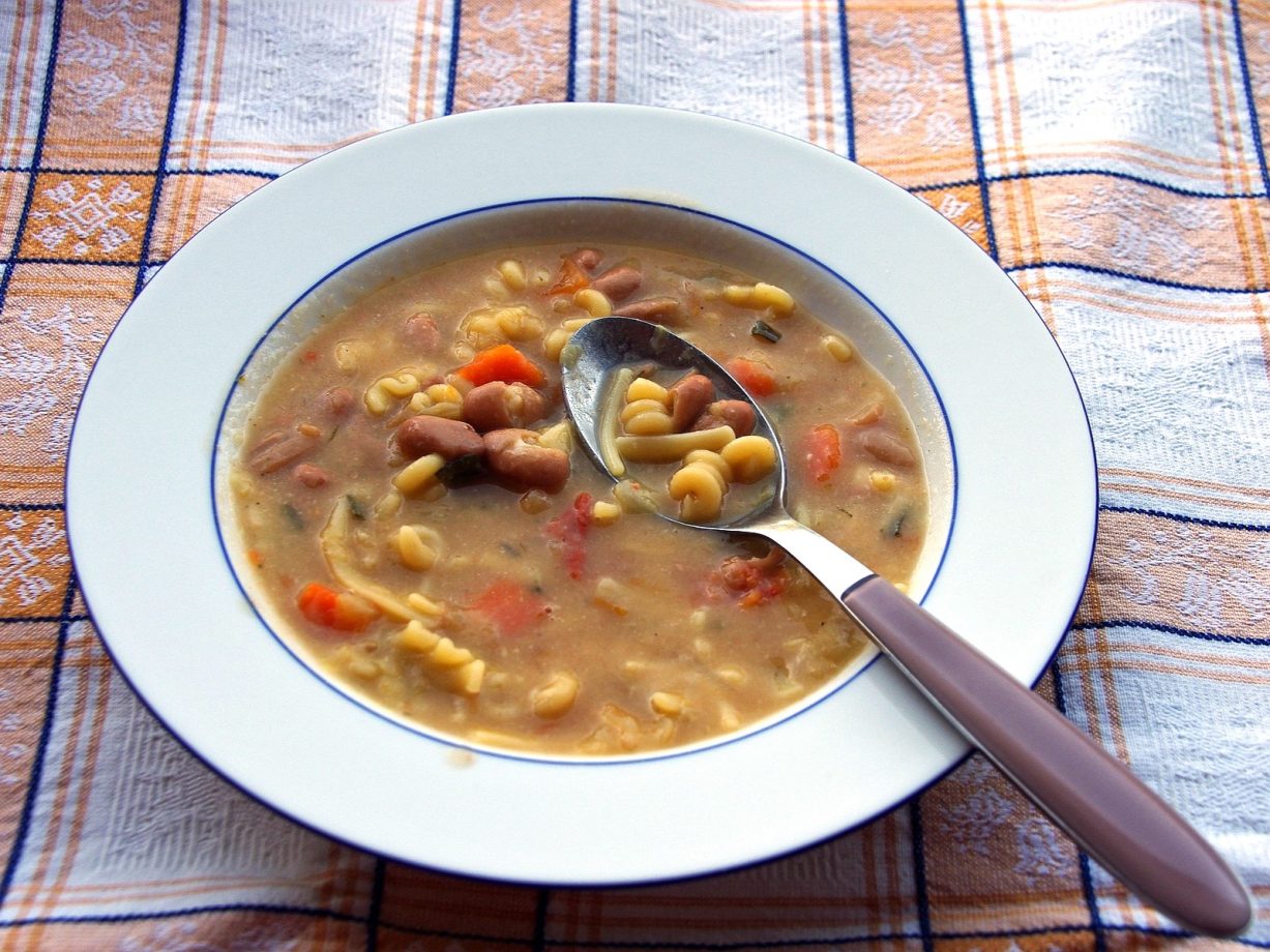 Pasta e fagioli in brodo: ricetta veloce, gustosa e nutriente