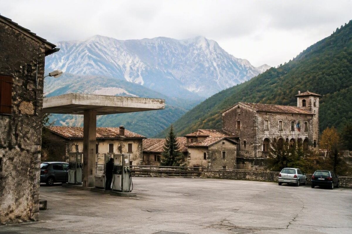 Benzina a prezzi stracciati: il segreto del distributore comunale di Valle Castellana