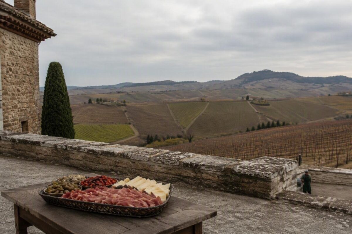 Grande antipasto piemontese e merenda sinoira: storia, varianti e consigli