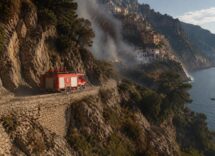 Costiera Amalfitana in fiamme: l'incubo di fuoco che minaccia Positano e dintorni