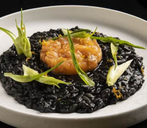 RISOTTO AL NERO, SALMONE NORVEGESE E PUNTARELLE
