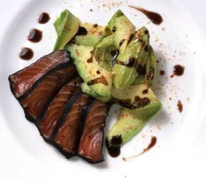 SALMONE NORVEGESE MARINATO ALLE OLIVE NERE CON AVOCADO AL PEPERONCINO