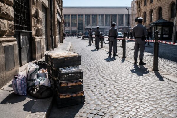 Polizia locale ferma il mercato nero di piatti pronti vicino Termini