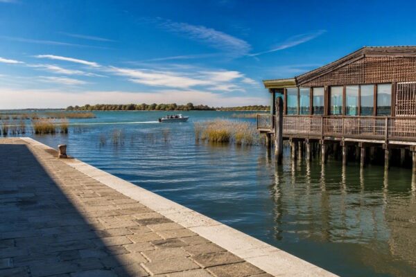 Scopri il ristorante su palafitta nella laguna veneta accessibile solo in barca