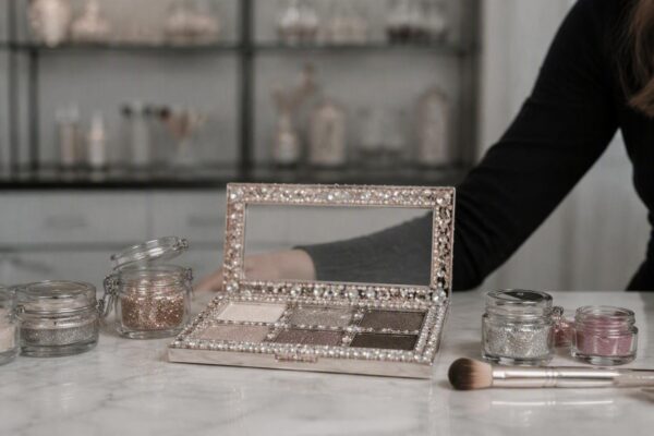 Bedazzling: perché la decorazione con strass è il nuovo must have del make-up