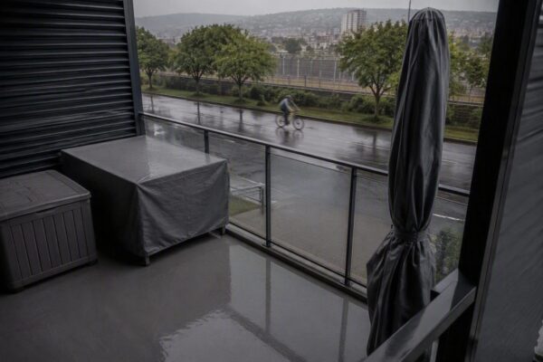 Temporali estivi: come preparare balconi, terrazzi e casa