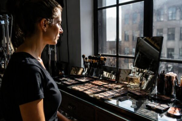 Abbinare trucco e fragranze: palette e finish coerenti