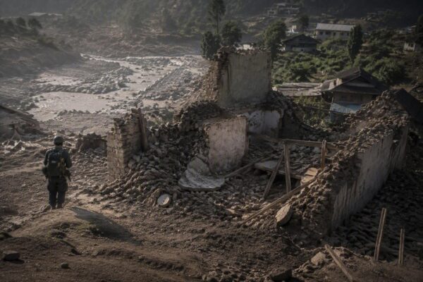 Nepal, miracolo a Betrawati: donna salvata dopo dieci giorni sotto le macerie