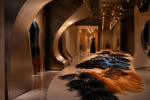 Scopri i must-have SS27 sfilati a Milano: gonne, bra-top, piume e make-up