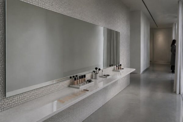 Makeup effetto specchio: come ottenerlo senza unto
