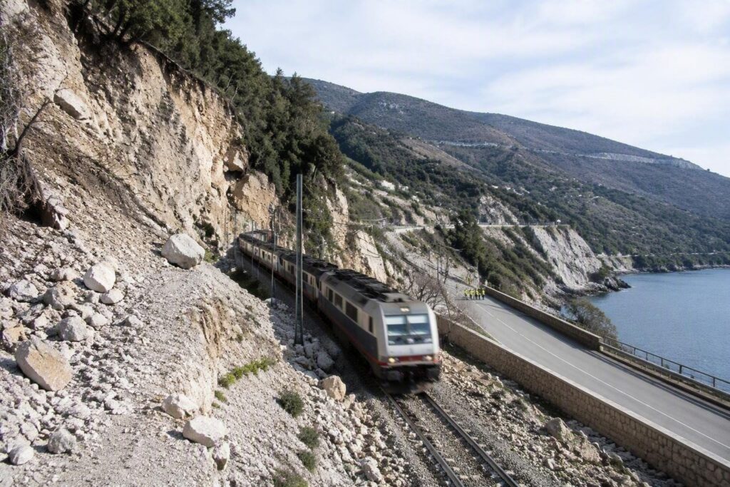 Allerta meteo in Liguria: frane e disagi sulla rete ferroviaria