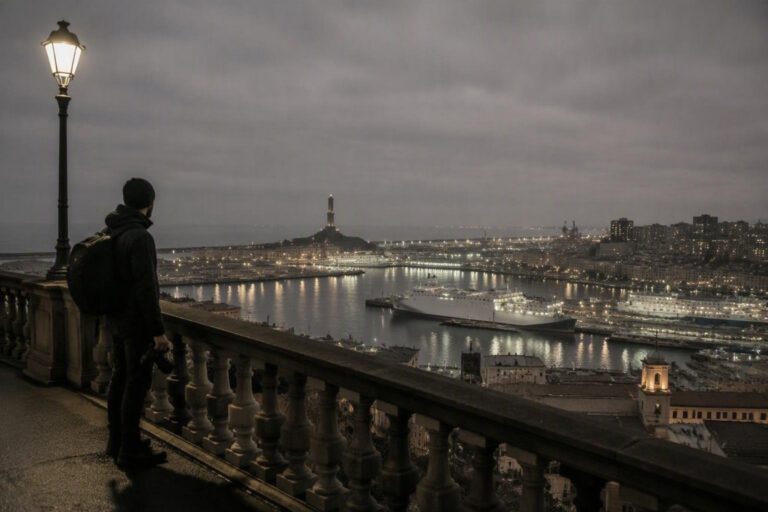 Fotografare Genova di notte: settaggi, lunghe esposizioni e controluce sul mare
