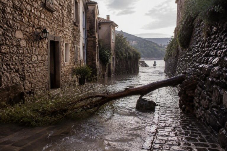 Maltempo in Liguria: allerta arancione, strade allagate e danni a Cogoleto