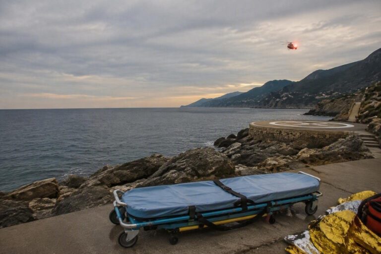 Soccorsi a Camogli: uomo grave con trauma cranico a Punta Chiappa