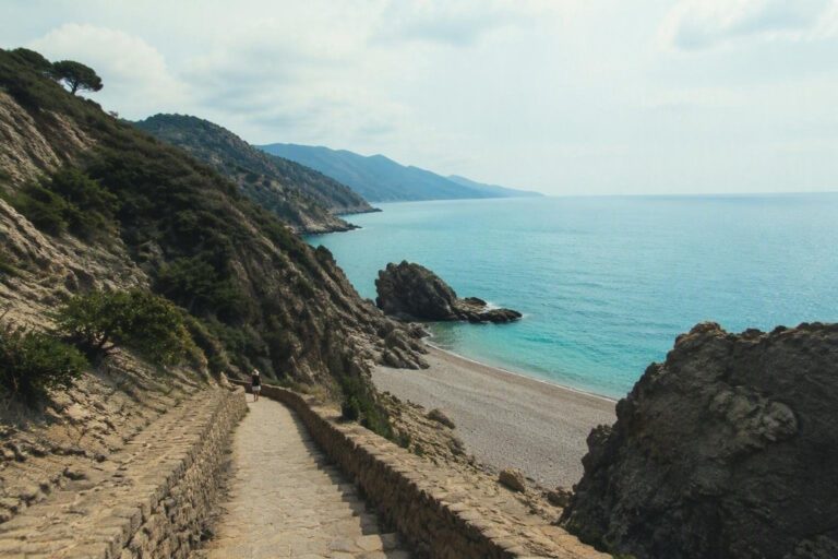Guida legale alle spiagge della Liguria: accessi, distanze e passerelle