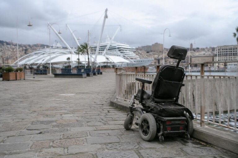 Incidente a Genova: turista spagnola perde la vita in seguito a caduta con carrozzina