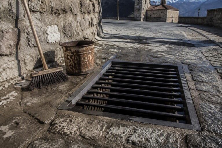 Manutenzione di cunette e griglie di scolo a Mortola, San Rocco