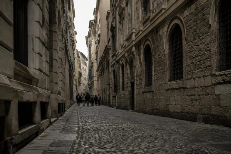 Passeggiata per la sicurezza: centinaio di genovesi nel cuore storico