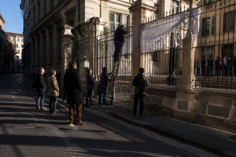 Polizia elimina slogan antirazzista alla scuola Daneo, proteste in città