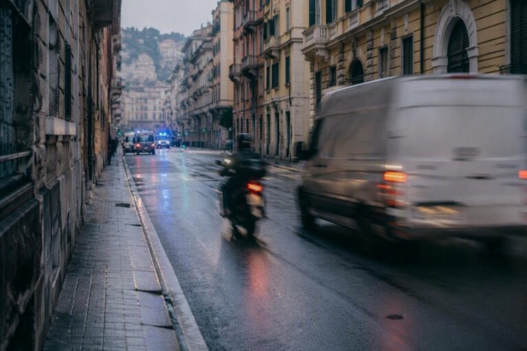 Scontro tra veicoli a Genova: donna ferita e via Campomorone chiusa per ore