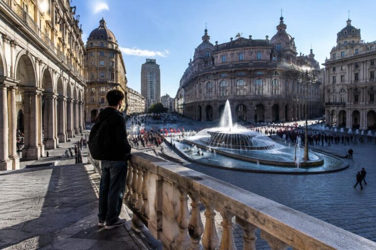 Circa 200 persone in piazza De Ferrari per chiedere più risorse
