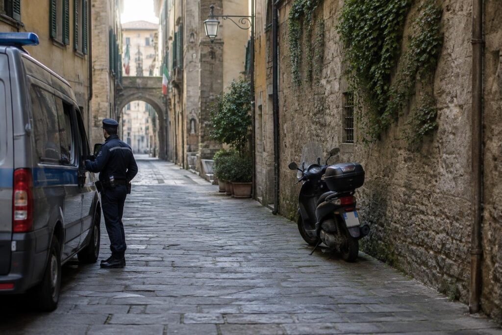 Polizia locale a Genova: recupero scooter, arresto e sequestri