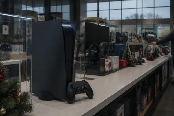 Holiday savings, hands-on tech demos and reward program at Best Buy
