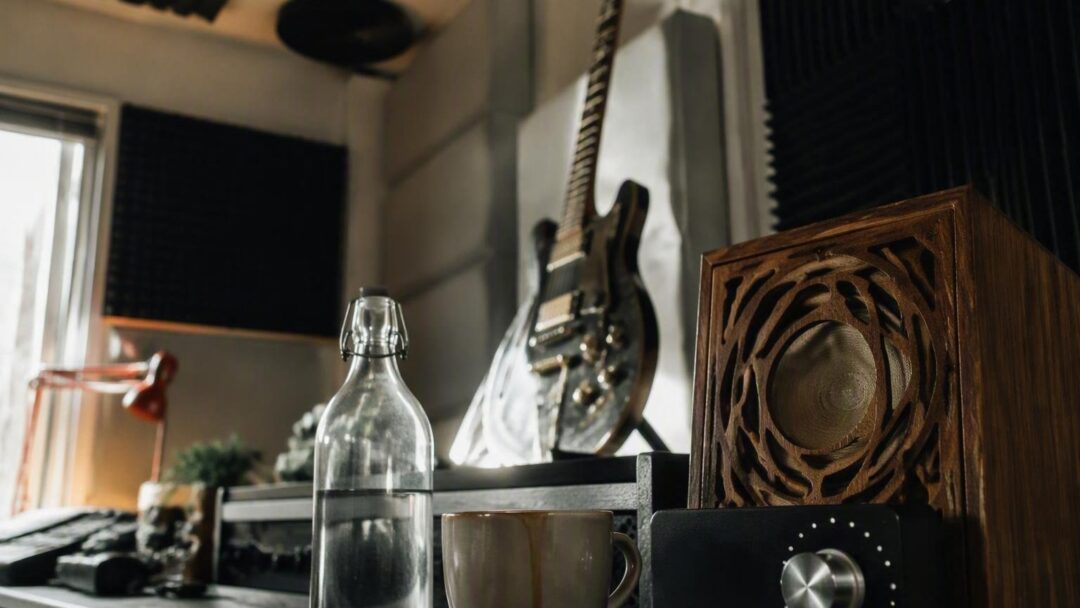 Guitar tone: The impact of room acoustics, speaker choice, and volume levels