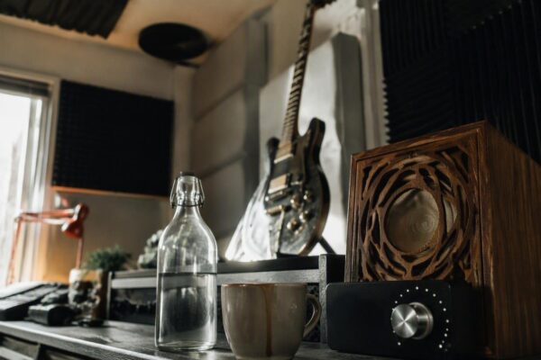 Guitar tone: The impact of room acoustics, speaker choice, and volume levels