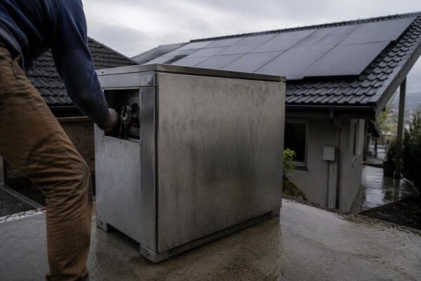 Rooftop solar and home battery boom reshapes Australian energy landscape