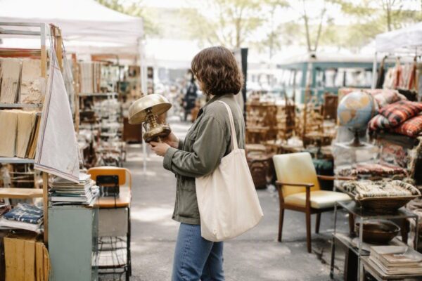 Guida ai mercatini dell’usato: come distinguere vintage, retrò e riproduzioni