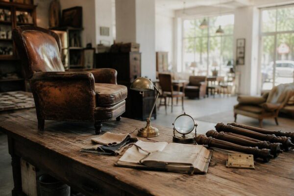 Guida completa al vintage autentico: materiali, marchi e trattativa