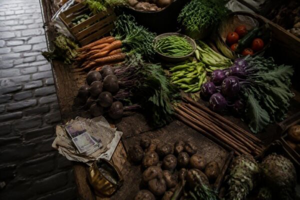 Negoziare al mercatino: guida pratica a timing, pacchetti, contanti e linguaggio del corpo