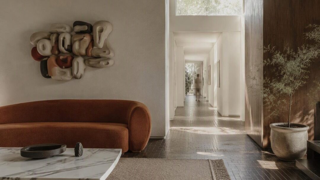 Interior design 2026: ceramica 3D, colori terrosi e arredi curvi
