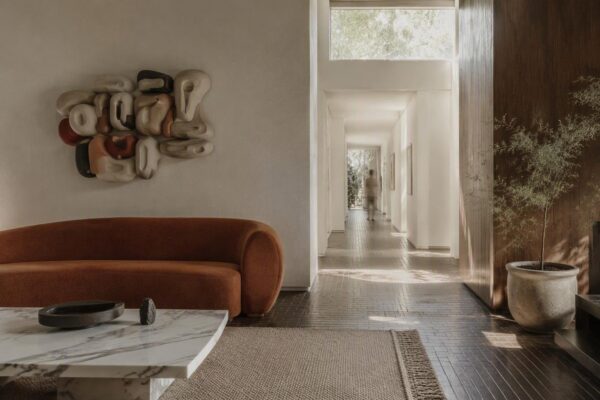 Interior design 2026: ceramica 3D, colori terrosi e arredi curvi