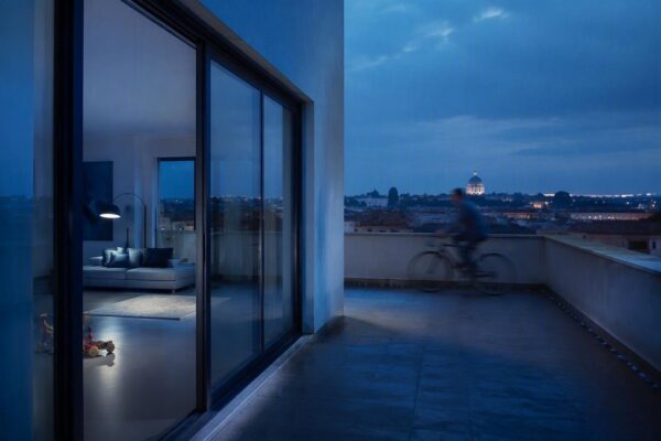Scopri gli spazi luminosi e la terrazza panoramica di Muller e Peparini