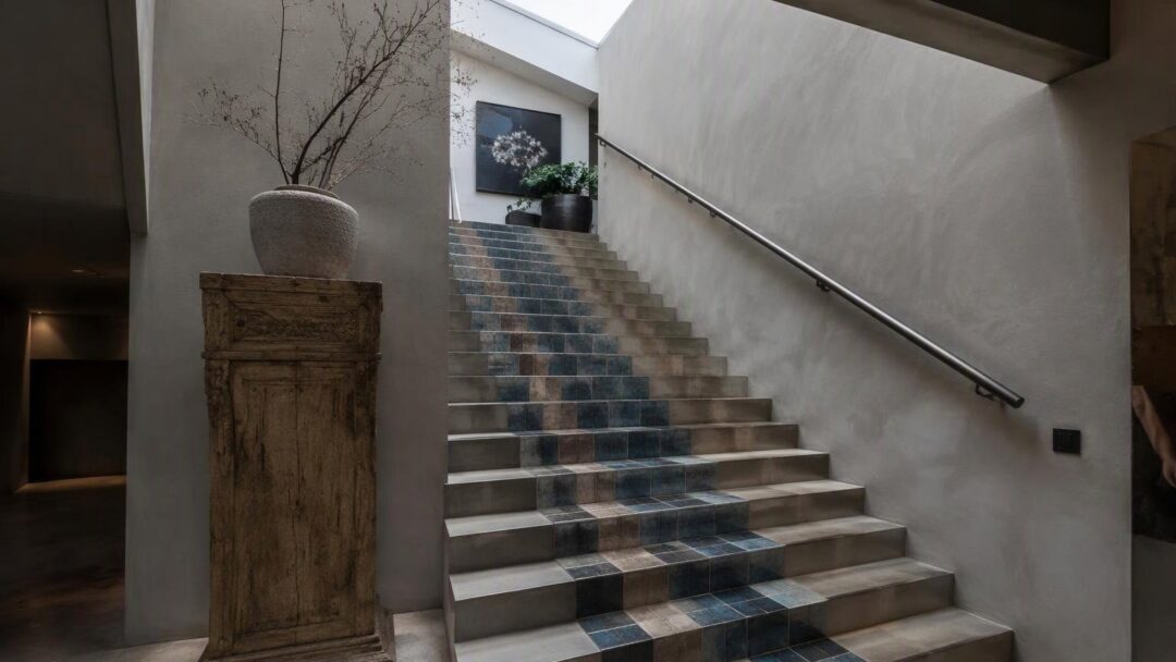 Idee di design con cemento, ceramica e luce: case di Holme e Bologna