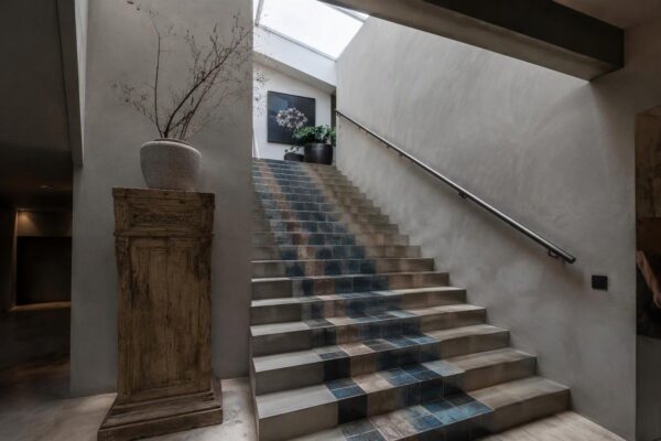 Idee di design con cemento, ceramica e luce: case di Holme e Bologna