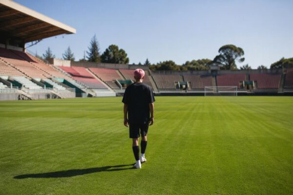 Il nuovo look di Gavi: il centrocampista del Barcellona si tinge i capelli di rosa