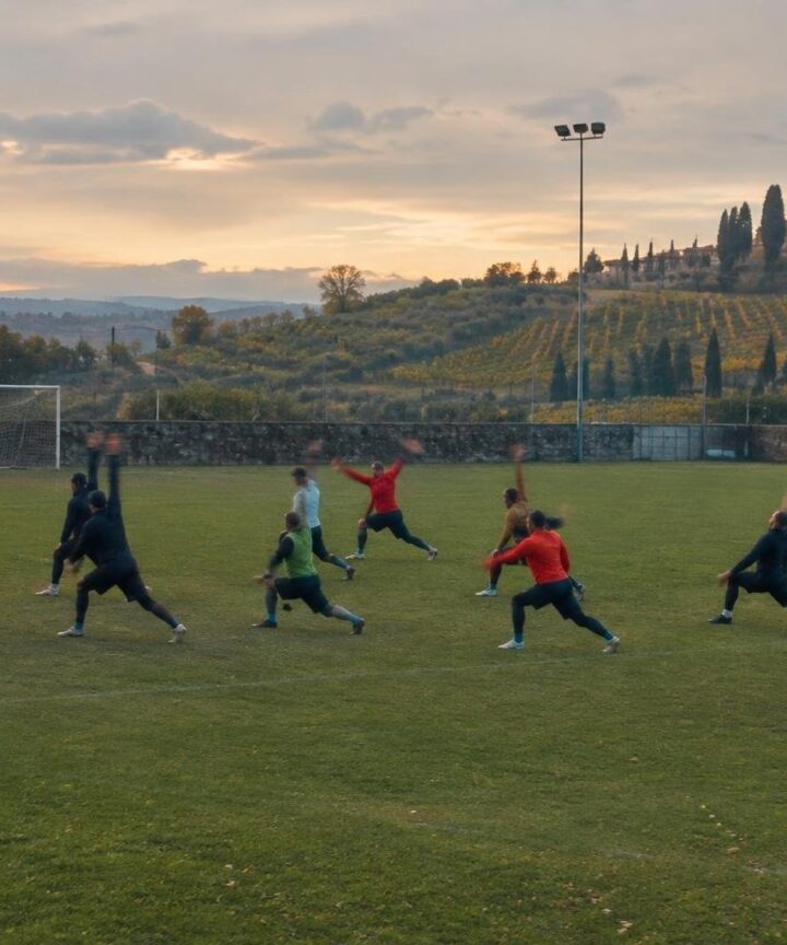 Allenamento di yoga per i calciatori amatoriali di Montefiridolfi