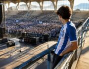 Il rocker Vasco Rossi riceve la divisa del Football Club Taormina